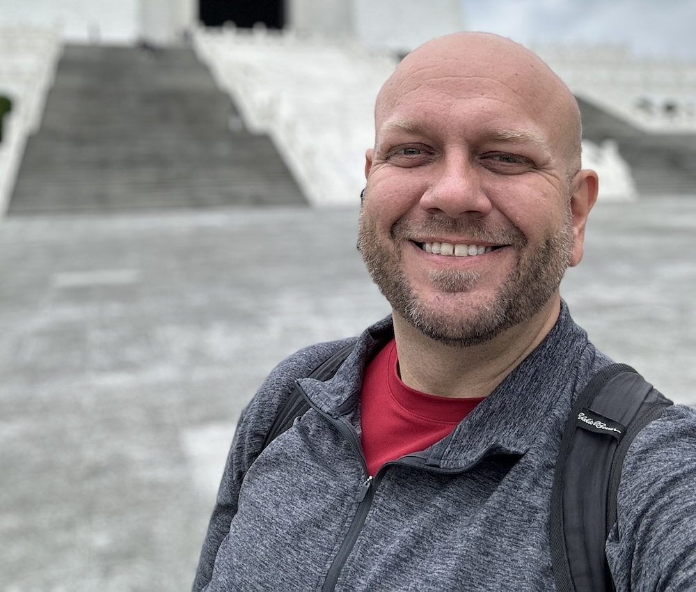 Profile Picture of Adrián Moreno (@zetxek), working side by side with a colleague: sitting on a desk, while looking at a screen